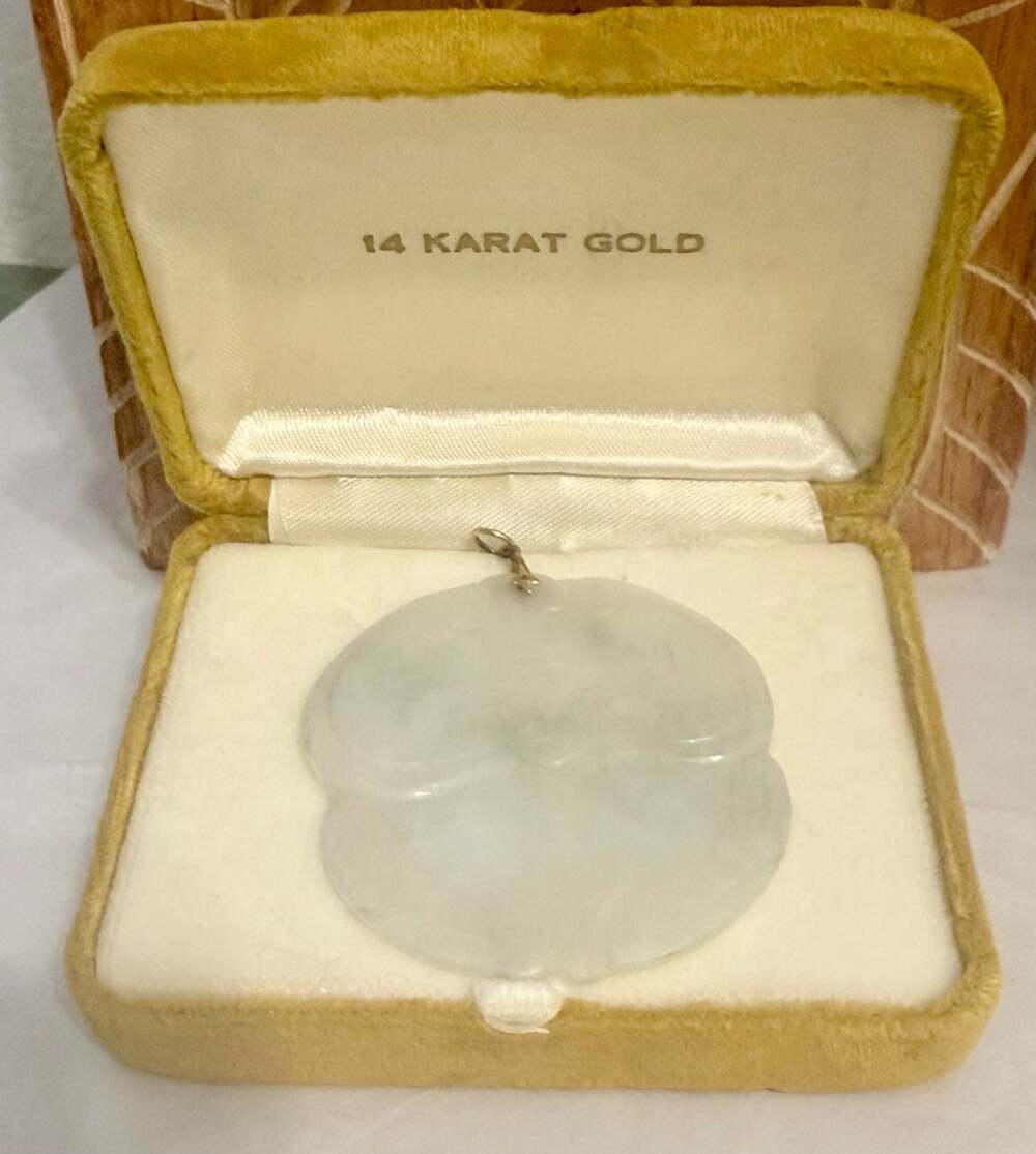 Vtg 14K Gold Bale Carved White Jade Peach/Flower Pendant 2" x 2"